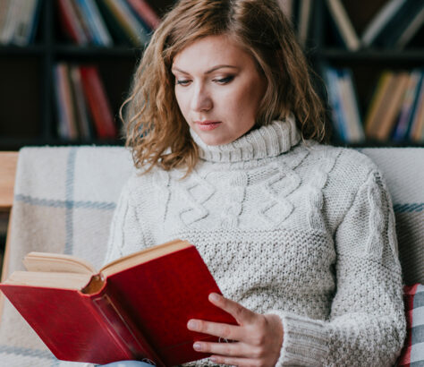 жена чете книга