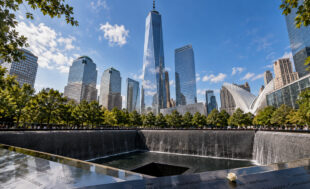 Мястото на кулите близнаци и 9/11 Memorial в Ню Йорк 25 години след атентатите