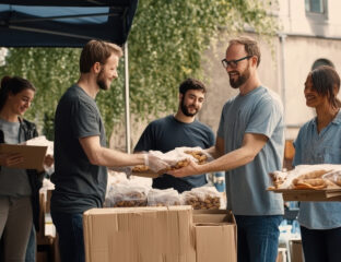 Доброволци подготвят дарения за хора в нужда