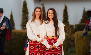 Народните певици Ива и Велислава, внучки на Гуна Иванова в народни носии