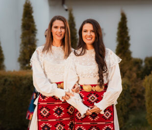 Народните певици Ива и Велислава, внучки на Гуна Иванова в народни носии