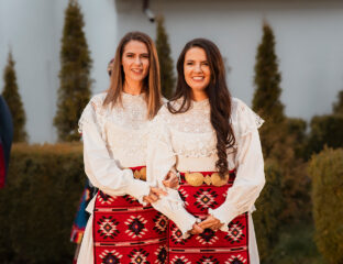 Народните певици Ива и Велислава, внучки на Гуна Иванова в народни носии