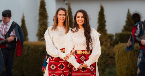 Народните певици Ива и Велислава, внучки на Гуна Иванова в народни носии