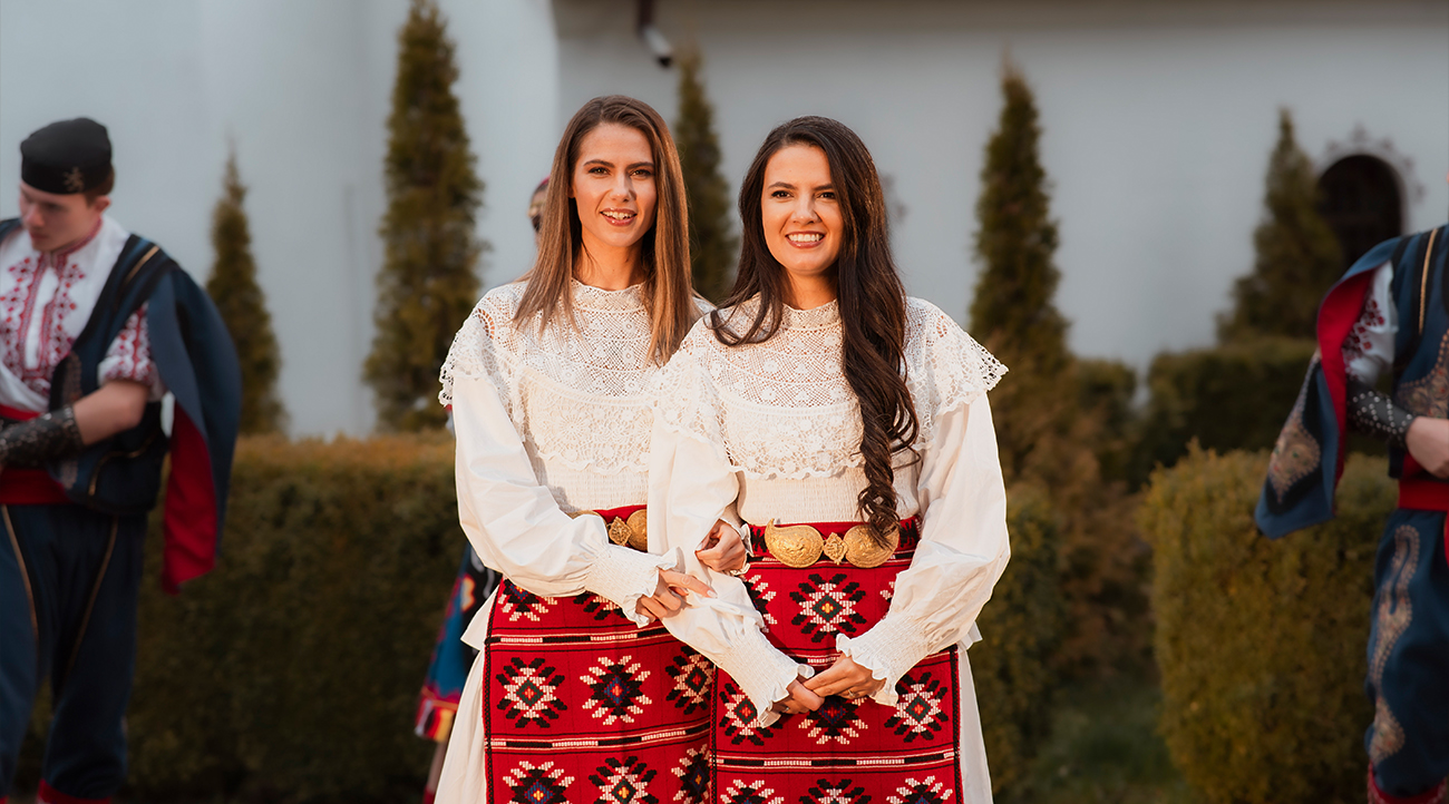 Народните певици Ива и Велислава, внучки на Гуна Иванова в народни носии