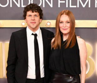 Джулиан Мур на премиерата на филма „The Debut“ по време на Лондонския филмов фестивал през 2026 г.